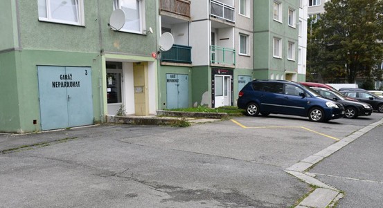 Prostor mezi domy v Bzenecké a Strážnické ulici na Vinicích se promění