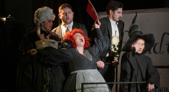 Pratchettovci zbystřete! Plzeňské DJKT zve na humorné fantasy Maškaráda