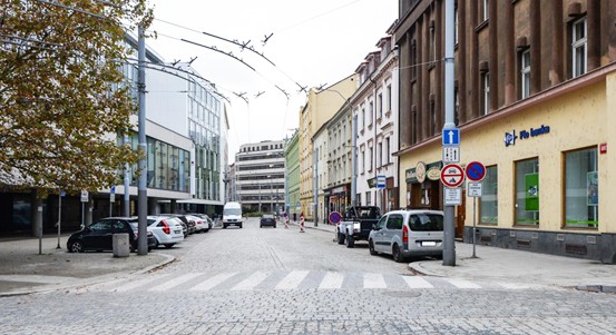 Vozovka v Goethově ulici je nově vydlážděná, na komunikaci se vracejí auta i trolejbusy, přechod pro chodce je viditelnější