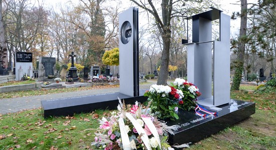 Město Plzeň zřídilo čestný hrob Radoslavu Sutnarovi, synovi světoznámého umělce