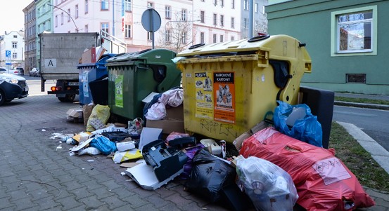 Městu se podařilo odhalit pachatele černých skládek. Zaplatili pokuty a nepořádek museli uklidit