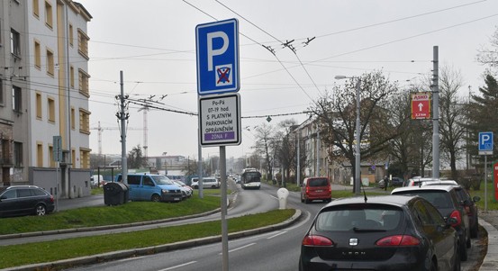 Město rozšíří parkovací zóny na Borech a Slovanech o další dvě ulice