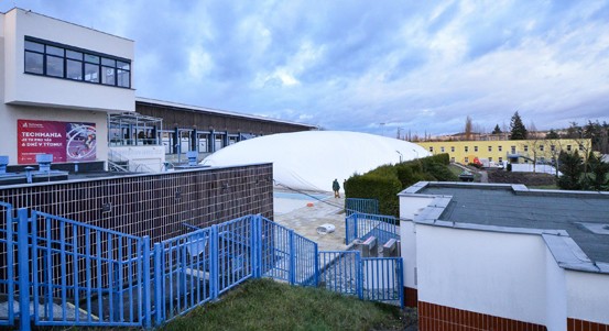 Plzeň instaluje nafukovací halu nad venkovním bazénem na Slovanech. Významně tak navýší kapacitu plaveckého areálu