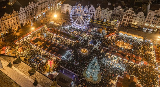 Na náměstí Republiky v Plzni už září vánoční strom