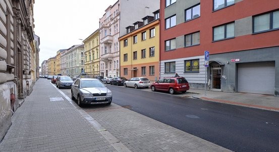 Nová silnice, chodníky i parkovací místa. Bendova ulice je zrekonstruovaná