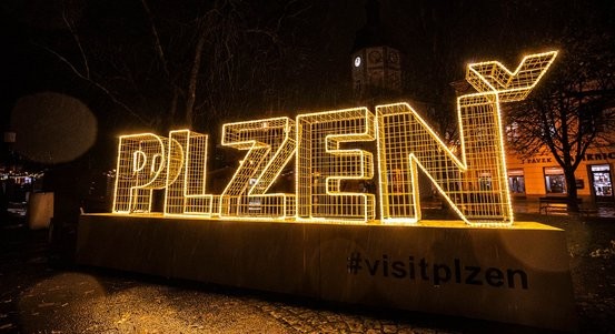Plzeň má nový fotopoint. Aktuálně září v Kopeckého sadech, ale pokaždé bude trochu jiný