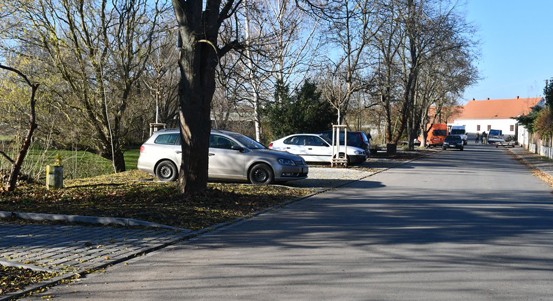 V Koterově v Plzni u řeky vznikla nová parkovací místa mezi stromy