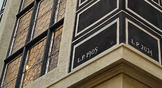 Plzeň pokračuje v opravách radnice. Restaurátoři obnovili sgrafita na malém dvorku