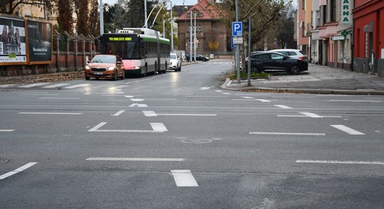 Trolejbusy mají po opravě Dobrovského přednost při křížení Klatovské před automobily