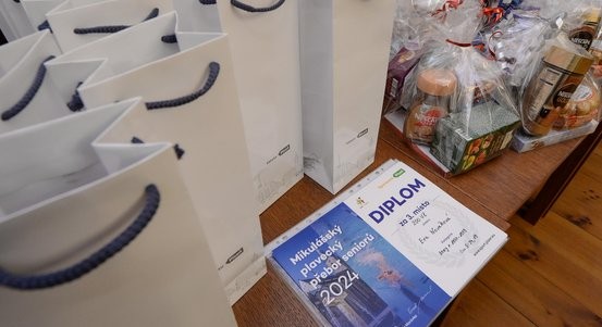 Konal se plavecký závod seniorů, úspěšné účastníky ocenil radní Tomáš Morávek