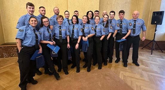 V ulicích Plzně se objeví noví strážníci. Na radnici složili slib a dostali odznaky