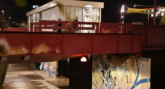 Nové osvětlení náplavky v Plzni vytváří barevnou atmosféru