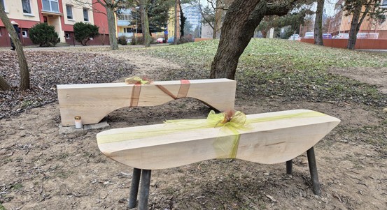 Vnitroblok v Sokolovské má novou tvář, zdobí jej dvě originální lavičky