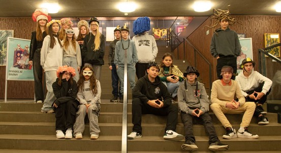 Divadelní bránou za poznáním. Školáci poznávají svět za jevištěm