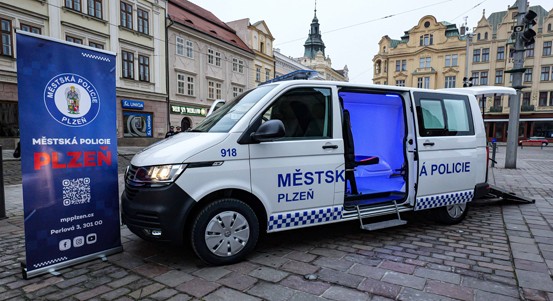 Plzeňští strážníci mají nový modernější vůz pro převoz podnapilých