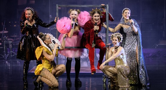 Do Velkého divadla míří česká premiéra muzikálu Six. Představí se v něm manželky anglického krále