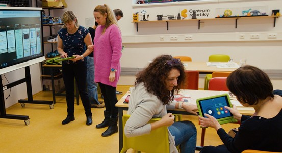 Centrum robotiky loni proškolilo téměř tisícovku učitelů a podílelo se na vzniku nové aplikace pro virtuální realitu