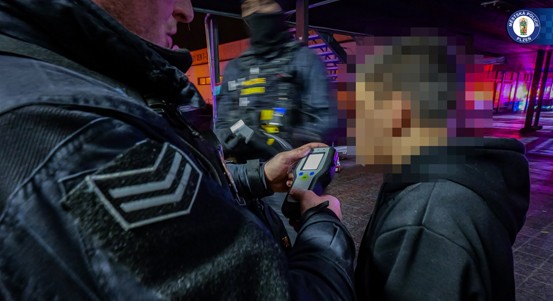 Policisté i strážníci kontrolovali ulice i kluby. Bezpečnostní akce ADAM se zaměřila na alkohol, drogy a mládež.
