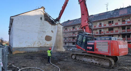 V Plzni začala demolice pavlačového domu na Jateční, místem povede Východní okruh
