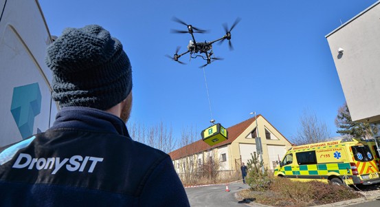Plzeňské drony jako první v ČR testují transport zdravotnického materiálu