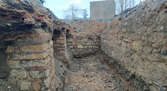 Uzavírka Rolnického náměstí se odkládá. Archeologové tam našli historické pozůstatky