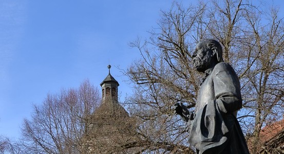 Pietní akt připomněl výročí narození skladatele Bedřicha Smetany. Začíná festival Smetanovské dny