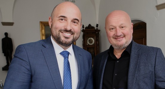 Primátor Zarzycký přijal u příležitosti kulatých narozenin Adolfa Šádka, spolumajitele a šéfa plzeňské Viktorky. To, co dokázal s plzeňským klubem, je mimořádné.