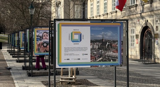 Výstava představuje PINE, unikátní podporu pro lepší budoucnost Plzeňanů