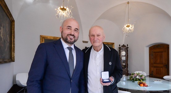 Primátor Roman Zarzycký přijal plzeňskou hokejovou legendu. Zdeněk Haber oslavil devadesátiny