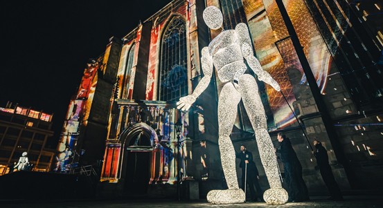 Návštěva z Galaxie: Na světelné loutky v Plzni se přišly podívat tisíce lidí. Velkolepá show připomněla významná výročí. Oslavy budou pokračovat