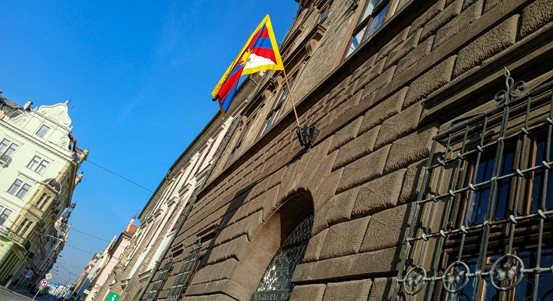 Plzeň vyvěsila tibetskou vlajku, připomíná si povstání Tibeťanů proti čínské okupaci