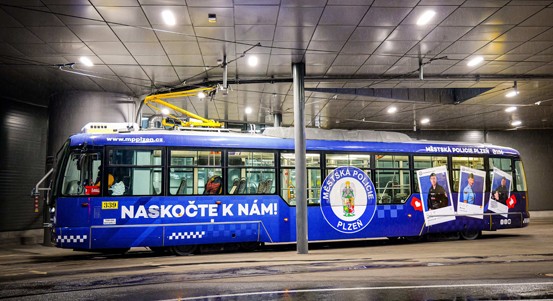 Jsme tu pro vás, naskočte k nám, láká tramvaj v barvách Městské policie Plzeň