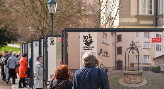 Plzeňské dvorky slaví 10 let a zvou na venkovní výstavu