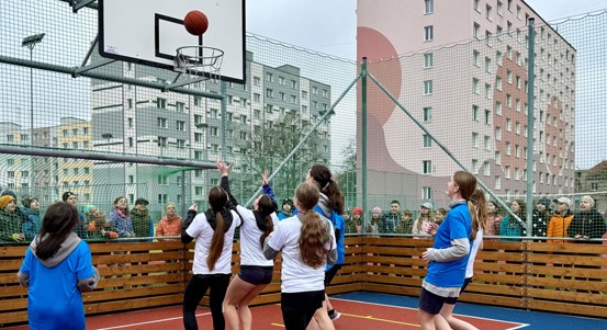 Základní škola v Zábělské ulici má nové streetballové hřiště