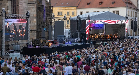 První večer Slavností svobody nabídl silné momenty, lidé zaplnili náměstí, děkovali za svobodu