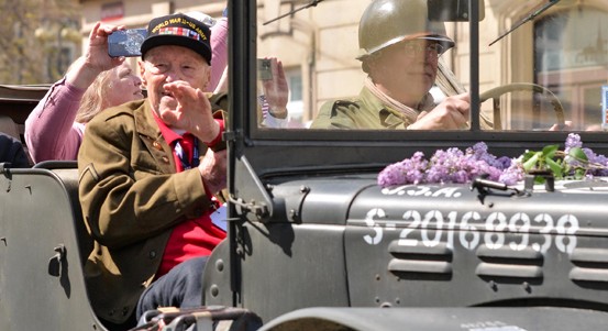 Plzní projel Konvoj svobody. Poprvé z něj lidem mával americký veterán Harry Humason