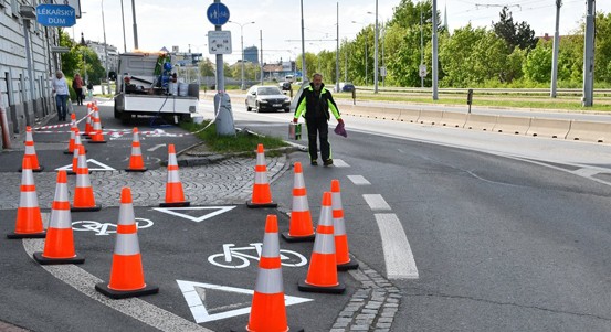 Plzeň obnovuje vodorovné značení na stezkách