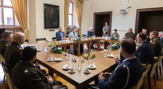 Generálové národních gard z USA navštívili plzeňskou radnici