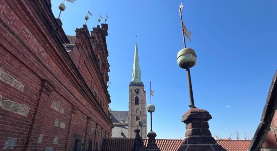 Prohlídková sezóna v Plzni je v plném proudu. Nově se návštěvníci podívají i na střechu radnice