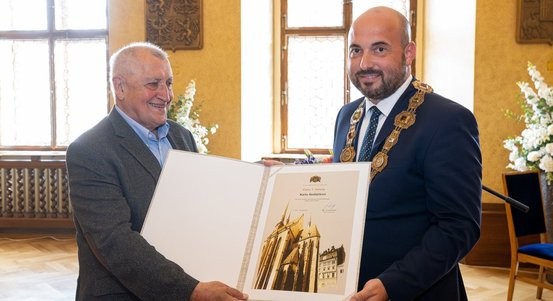 Novinář Karel Sedláček převzal v Plzni Cenu 1. června
