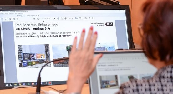 Konec reklamní divočiny v centru Plzně. Reklama bude mít své místo, ale s pravidly