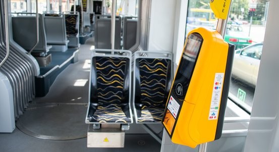 Jízdenku bankovní kartou už je možné koupit na všech terminálech plzeňské MHD