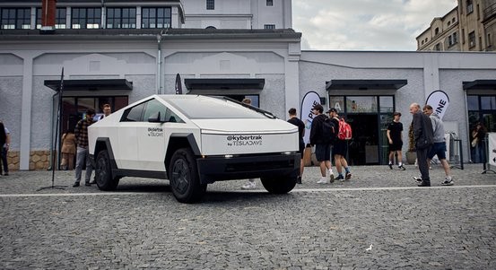 Hlavními hvězdami Inovujeme Plzeň byli futuristická Tesla a humanoidní robot