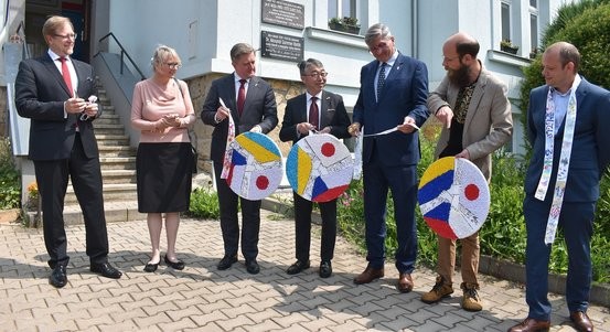 WHO a Japonsko spojily síly na podporu ukrajinských seniorů v České republice. Pomáhají jim také v plzeňském Ledovci