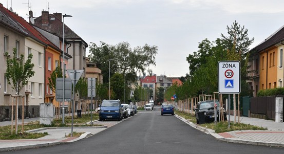 Město opravilo vozovku s přilehlými parkovacími místy a chodníkem v ulici Kapitána Jaroše v Plzni na Slovanech