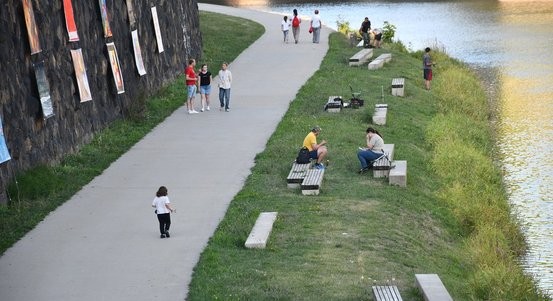 Město postupně vybavuje Náplavku na Radbuze, přibyl nový mobiliář