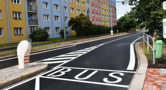 Na opravenou ulici Na Dlouhých v Doubravce se vrací provoz