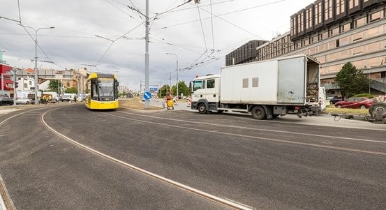 Tramvaje jsou opět U Jána. Město dokončilo opravu trati ve frekventované křižovatce