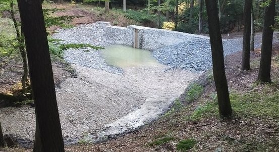 Lesní vodní nádrž Olšovka v Zábělé má novou hráz. Nádrž pomůže napájet tůně v chráněném území pod ní
