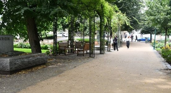 Parkové cesty v Křižíkových sadech dostaly nový kvalitnější povrch